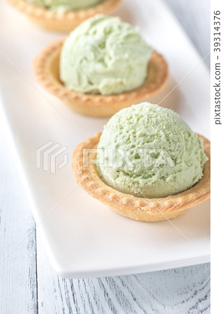 图库照片: pistachio ice cream in the pastry shells