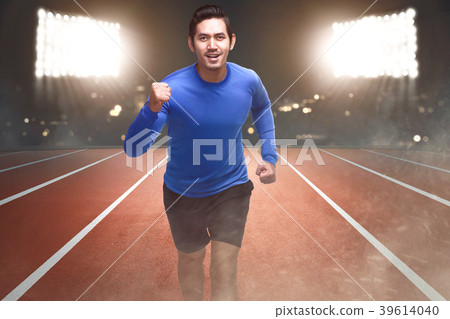 图库照片: spiritful asian athlete running on the track