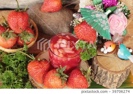 照片素材(图片): strawberry juice and fresh strawberry is