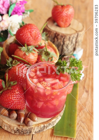 照片素材(图片): strawberry juice and fresh strawberry is