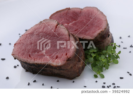 raresteak,steakdoneness 图库照片: two middle rare beefsteaks