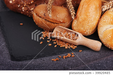 图库照片: bakery, crusty loaves of bread and buns.