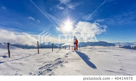powdersnow,loosepowder 图库照片: snowboarder walking on snowshoes in powder snow.