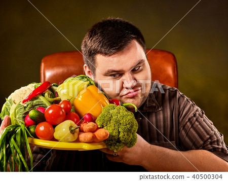 照片素材(图片): diet fat man eating healthy food.