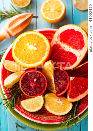 图库照片: sliced citrus fruit on the plate on blue wooden back