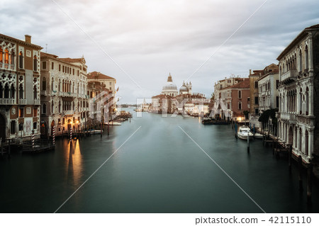 图库照片: venice italy and basilica santa maria della salute