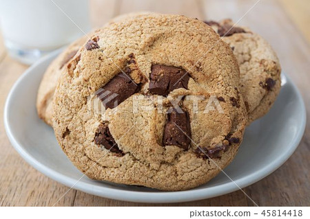 图库照片 macro picture of chocolate cookies in white plate