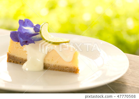 图库照片: a piece of lemon cheese pie in white plate. 查看全部