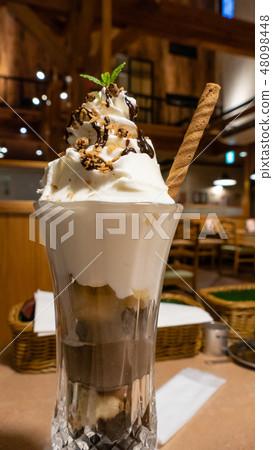 照片素材(图片): chocolate mousse sundae with egg roll