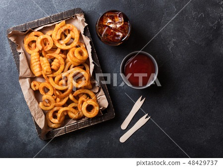 照片素材(图片): curly fries fast food snack in wooden with