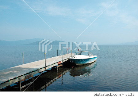Boat on the lake 3133