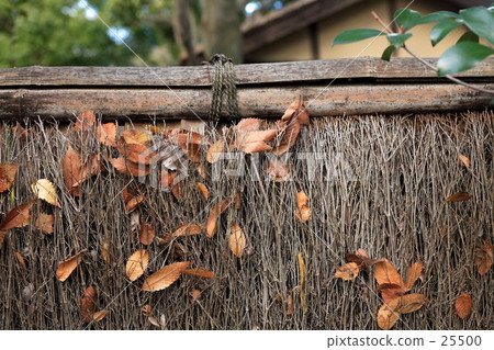 A straw fence A straw fence 25500