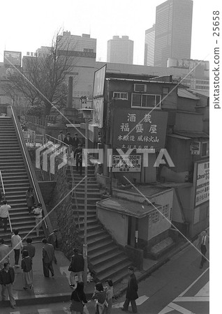 Shinjuku South Exit 729 25658