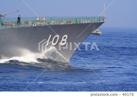 護航船揮動通過波浪 40178