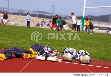 Children playing with bare feet 44841