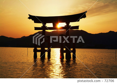 Itsukushima shrine and sunset 72706