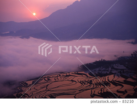 Sunrise and the sea of clouds 83210