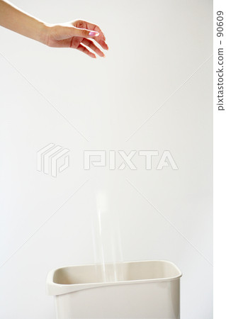 The moment of throwing out garbage 90609