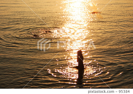 When the sunset of Okinawa summer vacation 95384