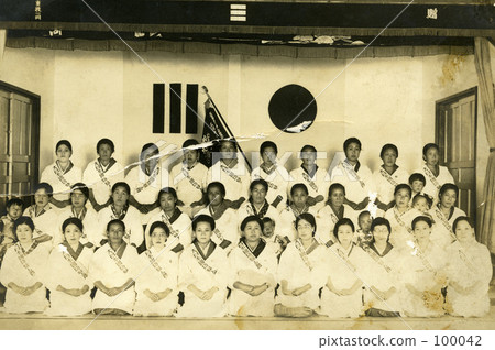 Pictures remember memories of war Pictures remember memories of war 100042