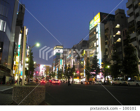 秋葉原在晚上 100101