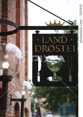 Restaurants in 105445