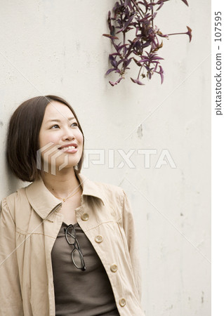 白牆 年輕人 仰視 107595