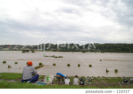 颱風 - 我們的房子也被淹沒了 颱風 - 我們的房子也被淹沒了 110337