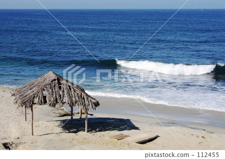 白色波浪和Tiki小屋 112455