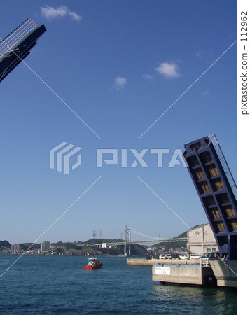 Drowbridge and far Kanmon Bridge 112962