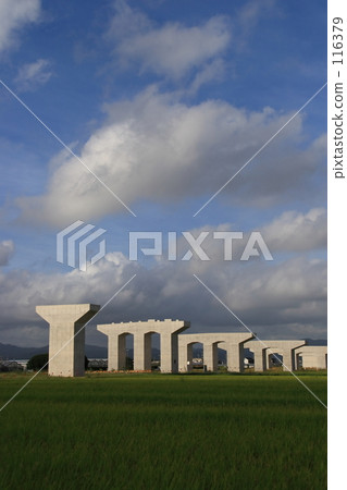 An object standing in the countryside An object standing in the countryside 116379