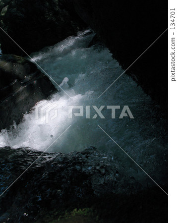 穿過水 穿過水 134701