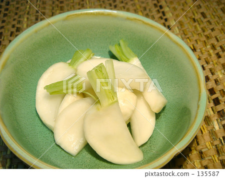 半月形切蘿蔔,用葉子醃製。 半月形切蘿蔔,用葉子醃製。 135587
