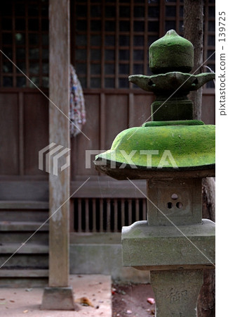 Mossy stone lantern 139725