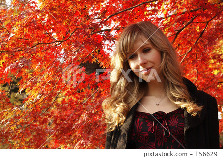 Autumn leaves and women 156629