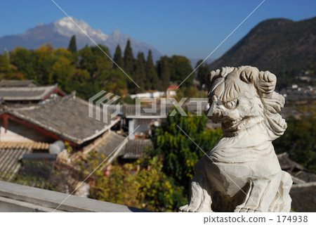 Ancient castle and lion statue Ancient castle and lion statue 174938