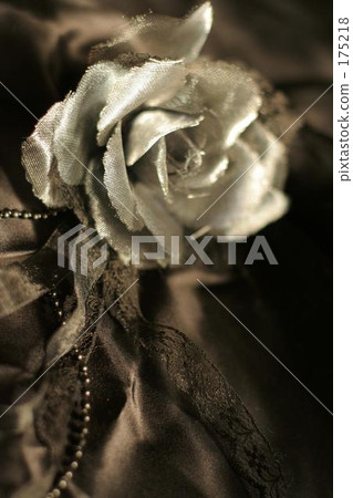 Corsage 2 (vertical) 175218