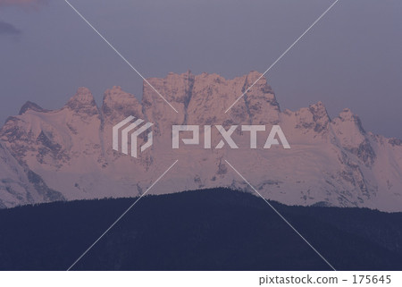 神山五皇冠在晨光中染色 神山五皇冠在晨光中染色 175645