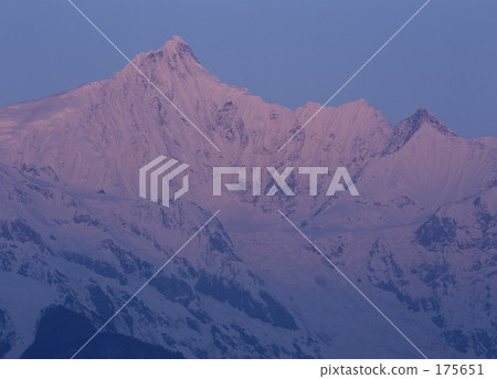在早晨發光的Umesato雪山 在早晨發光的Umesato雪山 175651