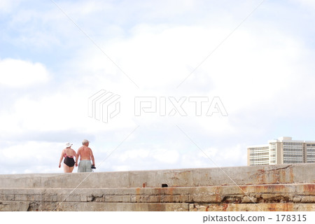 A retired old couple 178315