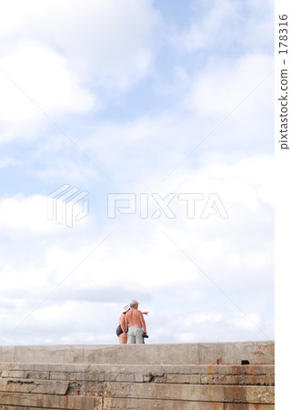 An old couple in a swimsuit to discuss 178316