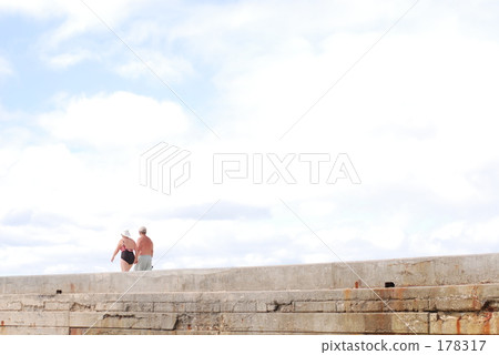 The way old couple walks to a bright future 178317