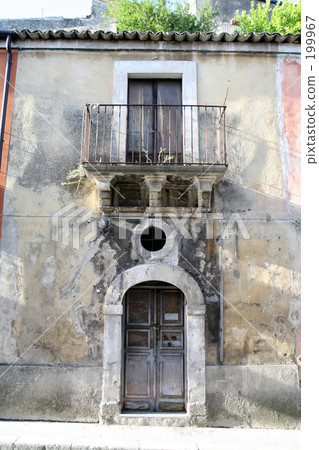 Sicily · Ragusa stroll Worrisome door Before renovation Sicily · Ragusa stroll Worrisome door Before renovation 199967