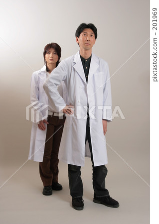 男人和女人穿著白大褂 男人和女人穿著白大褂 201969