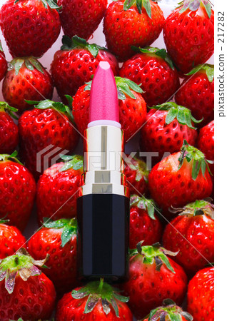 Strawberry and lipstick Strawberry and lipstick 217282