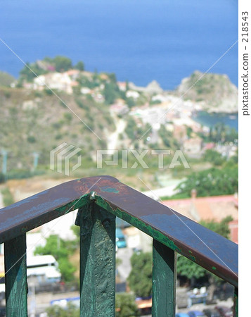 Facing the Mediterranean Sea 218543