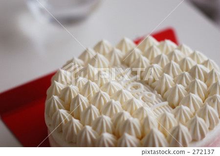 原始的白色新鮮的奶油色孔蛋糕 原始的白色新鮮的奶油色孔蛋糕 272137