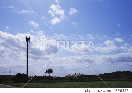 Blue sky and radio tower 296588