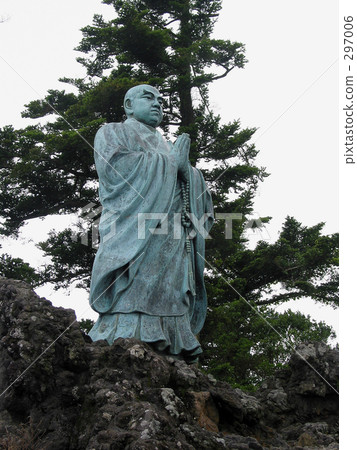 Nichiren saint statue Nichiren saint statue 297006
