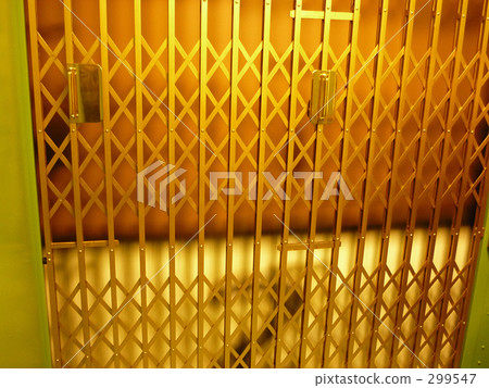 Retro Elevator 299547